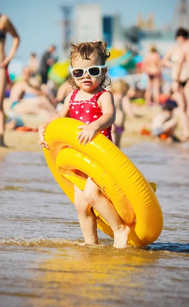 Bebek kız sahilde deniz kenarında. Seçici odak.