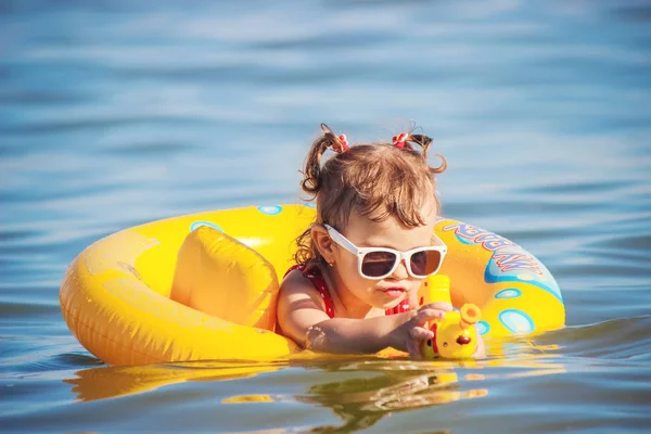 Bebek kız sahilde deniz kenarında. Seçici odak.