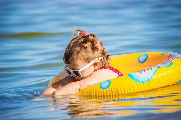 Bebek kız sahilde deniz kenarında. Seçici odak.