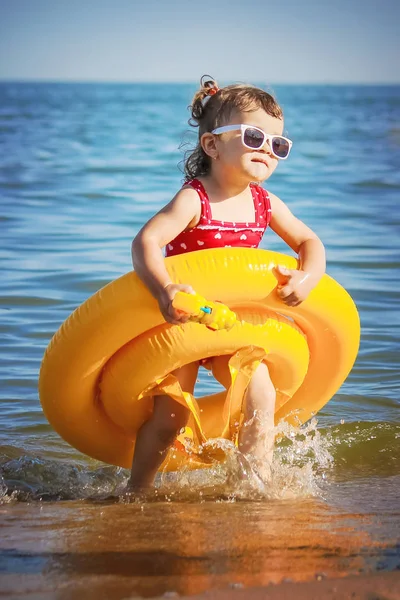 Bebek kız sahilde deniz kenarında. Seçici odak.