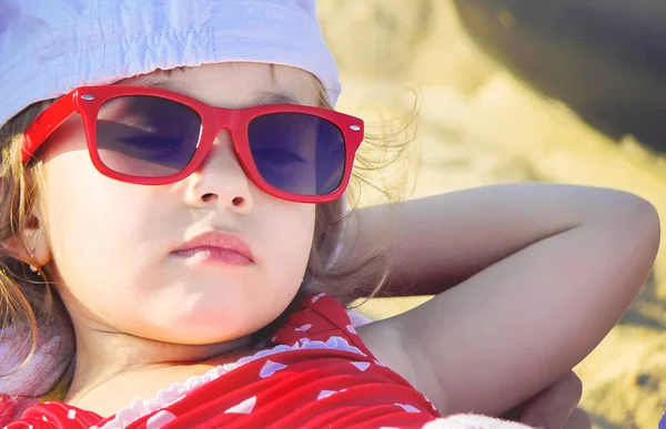 Niña en la playa, junto al mar. Enfoque selectivo . — Foto de Stock