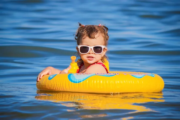 Bebek kız sahilde deniz kenarında. Seçici odak.