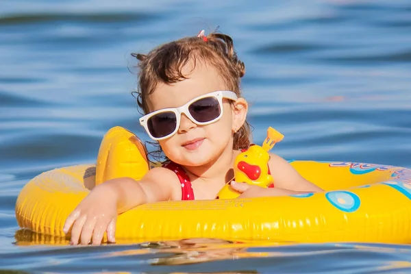 Bebek kız sahilde deniz kenarında. Seçici odak.