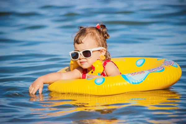 Bebek kız sahilde deniz kenarında. Seçici odak.