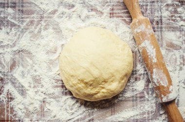 Masanın üzerinde hamur mayaları. Yemek pişirme. Seçici odak. 