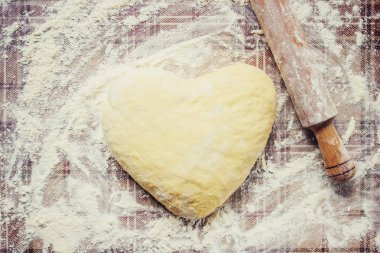 Masanın üzerinde hamur mayaları. Yemek pişirme. Seçici odak. 