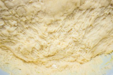 Masanın üzerinde hamur mayaları. Yemek pişirme. Seçici odak. 