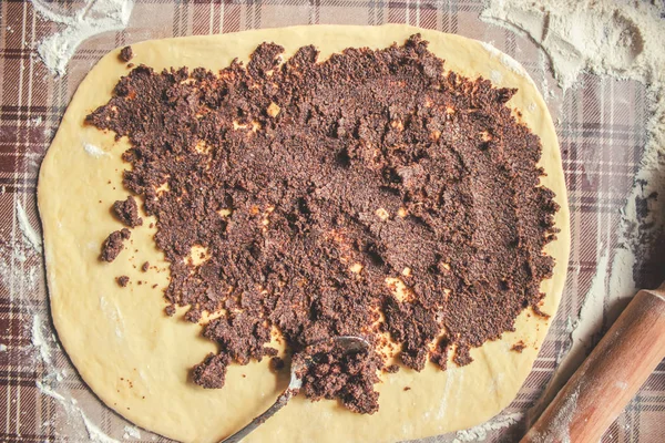 Masanın üzerinde hamur mayaları. Yemek pişirme. Seçici odak. 