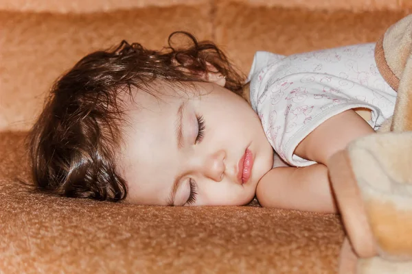 小さな子供が眠る。選択と集中. — ストック写真
