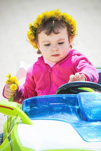 Niña, niña, flores en los juegos de primavera. Enfoque selectivo . —  Fotos de Stock