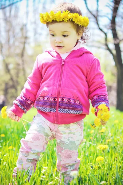 Girl, child, flowers in the spring plays. Selective focus. — Stock Photo, Image