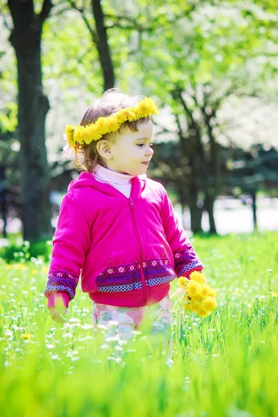 Niña, niña, flores en los juegos de primavera. Enfoque selectivo . —  Fotos de Stock