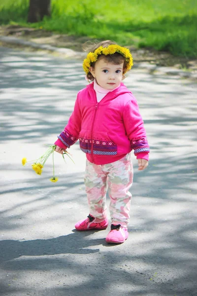 Fille, enfant, fleurs au printemps joue. Concentration sélective . — Photo