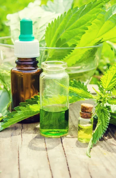 Of nettle tincture in a small jar. Selective focus. — Stock Photo, Image