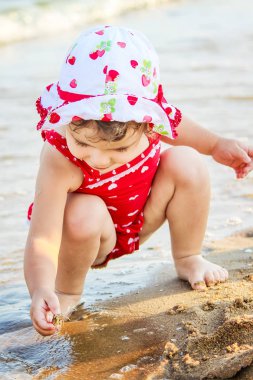 Bebek kız sahilde deniz kenarında. Seçici odak.