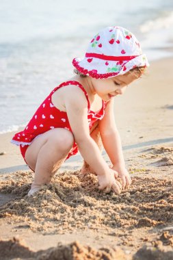 Bebek kız sahilde deniz kenarında. Seçici odak.