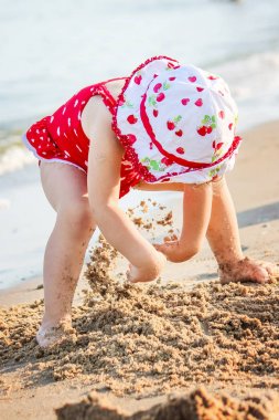 Bebek kız sahilde deniz kenarında. Seçici odak.
