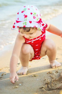 Bebek kız sahilde deniz kenarında. Seçici odak.