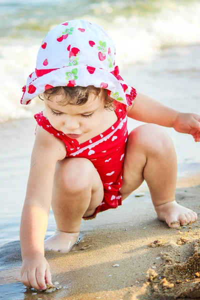 Babymeisje op het strand, door de zee. Selectieve aandacht. — Stockfoto