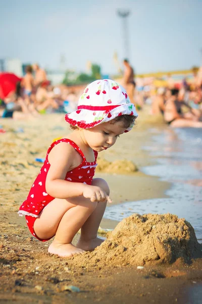 Menina na praia, junto ao mar. Foco seletivo . — Fotografia de Stock