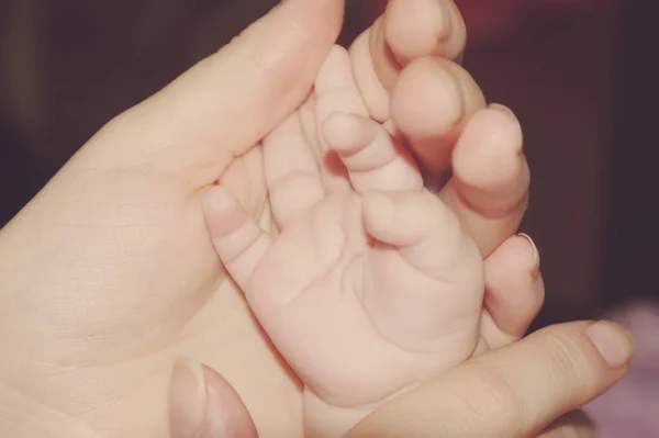 Newborn baby and mommy. Selective focus. — Stock Photo, Image