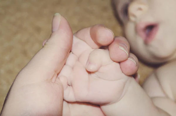 Neugeborenes Baby und Mama. Selektiver Fokus. — Stockfoto