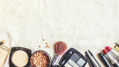 Dekoratif kozmetik beyaz zemin üzerinde. Seçici odak.