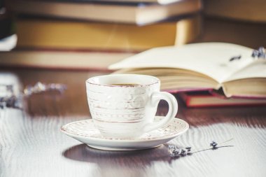 Kahve sabah işyerinde. bir kitap ya da dizüstü bilgisayar ile. seçici odak.