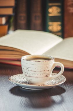 Kahve sabah işyerinde. bir kitap ya da dizüstü bilgisayar ile. seçici odak.