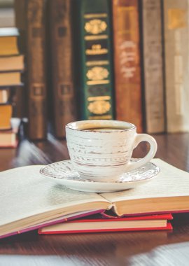 Kahve sabah işyerinde. bir kitap ya da dizüstü bilgisayar ile. seçici odak.