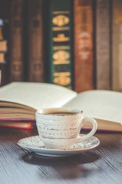 Kahve sabah işyerinde. bir kitap ya da dizüstü bilgisayar ile. seçici odak.