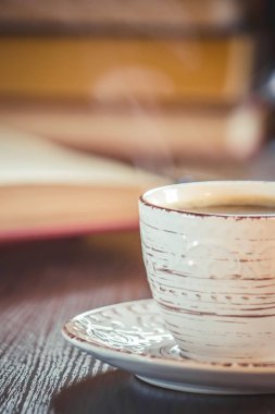 Kahve sabah işyerinde. bir kitap ya da dizüstü bilgisayar ile. seçici odak.