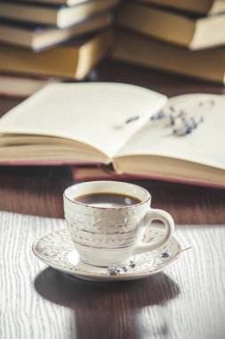 Kahve sabah işyerinde. bir kitap ya da dizüstü bilgisayar ile. seçici odak.