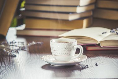 Kahve sabah işyerinde. bir kitap ya da dizüstü bilgisayar ile. seçici odak.