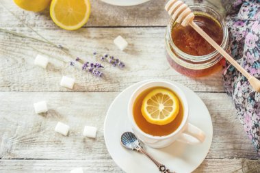 tereyağı ve bal ve limon çay Kahvaltıda krep. seçici odak. 