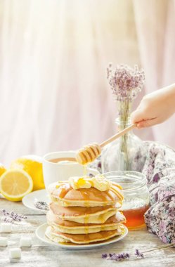 tereyağı ve bal ve limon çay Kahvaltıda krep. seçici odak. 