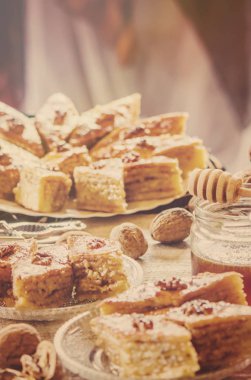 Baklava bal ve çay. seçici odak.