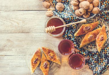 Baklava bal ve çay. seçici odak.