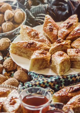 Baklava bal ve çay. seçici odak.