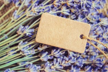 kurutulmuş lavanta ve etiket. Seçici odak.