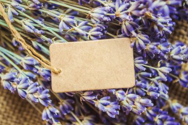 kurutulmuş lavanta ve etiket. Seçici odak.