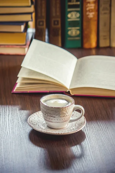 Café matinal sur le lieu de travail. avec un livre ou un portable. focus sélectif . — Photo