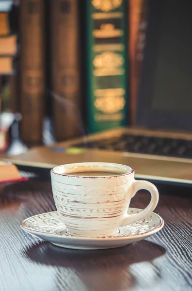 Café matinal sur le lieu de travail. avec un livre ou un portable. focus sélectif . — Photo