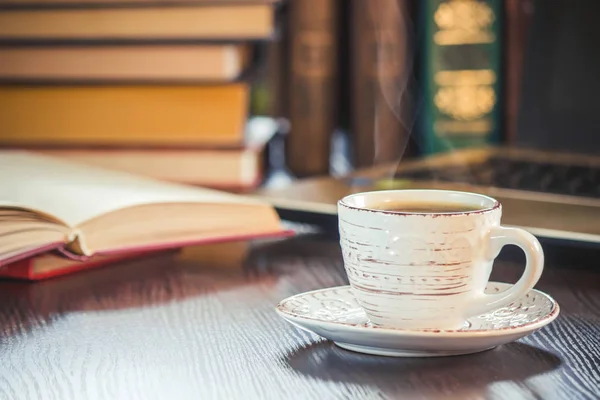 Café matinal sur le lieu de travail. avec un livre ou un portable. focus sélectif . — Photo
