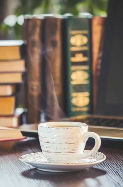 職場でコーヒーの朝。本とノート パソコン。選択と集中. — ストック写真