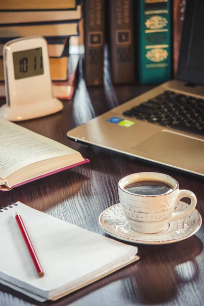 Koffie ochtend op de werkplek. met een boek of een laptop. selectieve aandacht. — Stockfoto