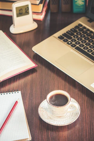 Café matinal sur le lieu de travail. avec un livre ou un portable. focus sélectif . — Photo