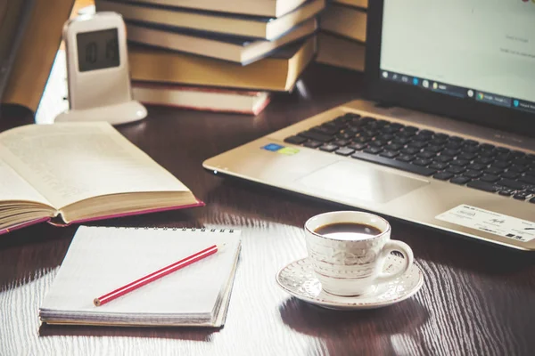Koffie ochtend op de werkplek. met een boek of een laptop. selectieve aandacht. — Stockfoto