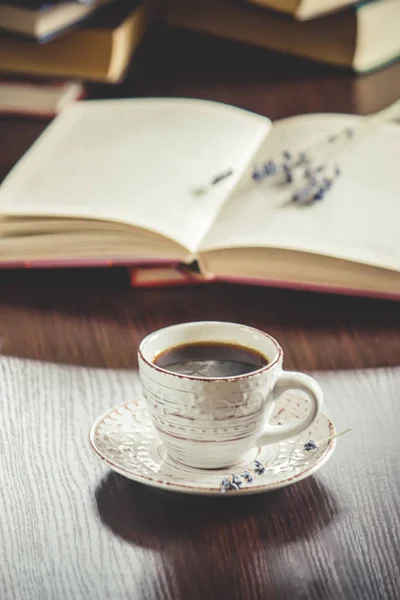 Kaffe morgonen på arbetsplatsen. med en bok eller laptop. selektivt fokus. — Stockfoto
