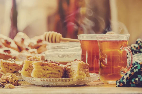Miel de baklava y té. enfoque selectivo . — Foto de Stock